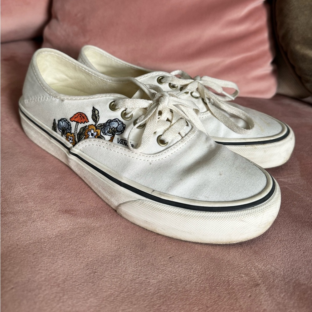 Floral / Mushroom Embroidered - Vans Authentic Sneaker